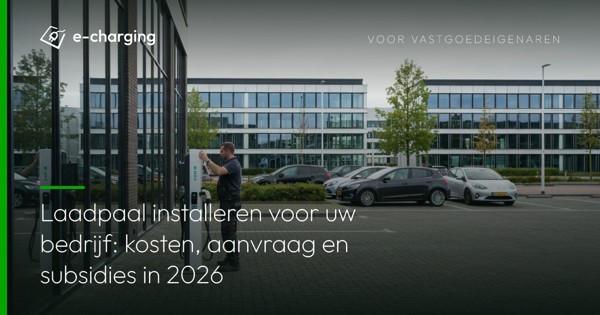 Technicus installeert laadpaal op bedrijfsparkeerplaats bij modern kantoorpand met elektrische auto's