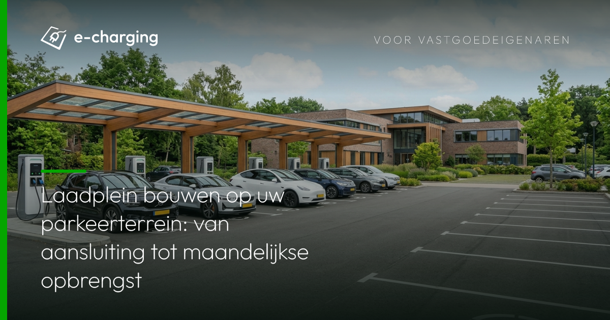 Laadplein met meerdere laadpalen voor elektrische auto's op parkeerterrein bij bedrijfspand