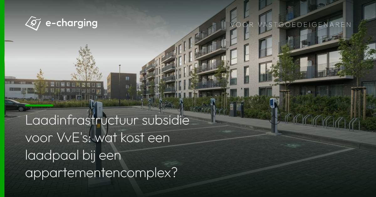 Laadpalen voor elektrische auto's op parkeerterrein bij appartementencomplex, relevant voor laadinfrastructuur subsidie voor VvE's