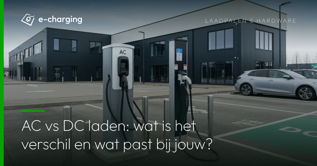 Compacte AC-laadpaal naast een grotere DC-snellader op een moderne Nederlandse bedrijfsparkeerplaats met elektrische auto in daglicht