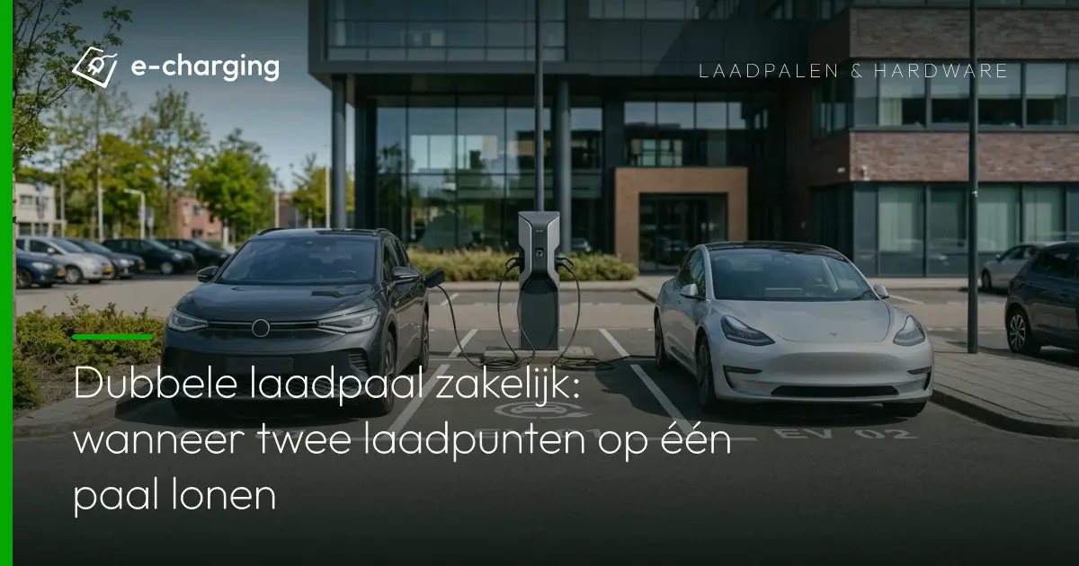 Dubbele laadpaal zakelijk op parkeerterrein bij bedrijfspand met twee elektrische auto's die tegelijk opladen