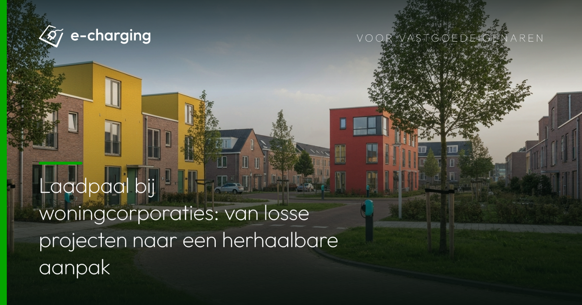 Laadpalen bij een woningcorporatie met parkeerplaats en modern appartementencomplex met bakstenen gevel