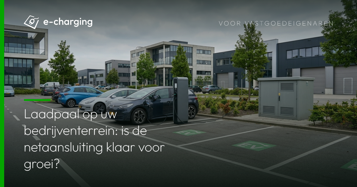 Laadpaal op bedrijventerrein bij moderne bedrijfspanden met elektrische auto's en netaansluiting