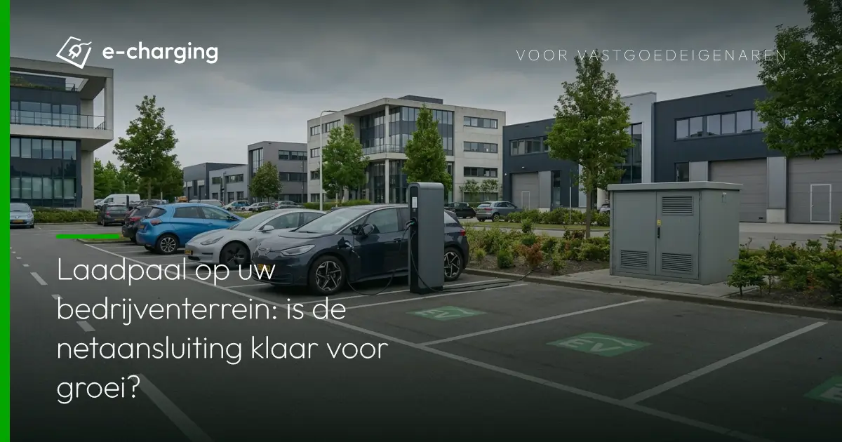 Laadpaal op bedrijventerrein bij moderne bedrijfspanden met elektrische auto's en netaansluiting