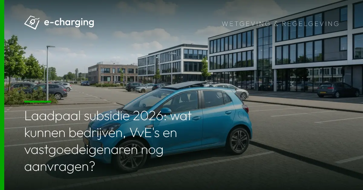 Laadpaal subsidie voor bedrijven en VvE's: moderne laadpalen bij Nederlands kantoorpand met elektrische auto's en zonnepanelen