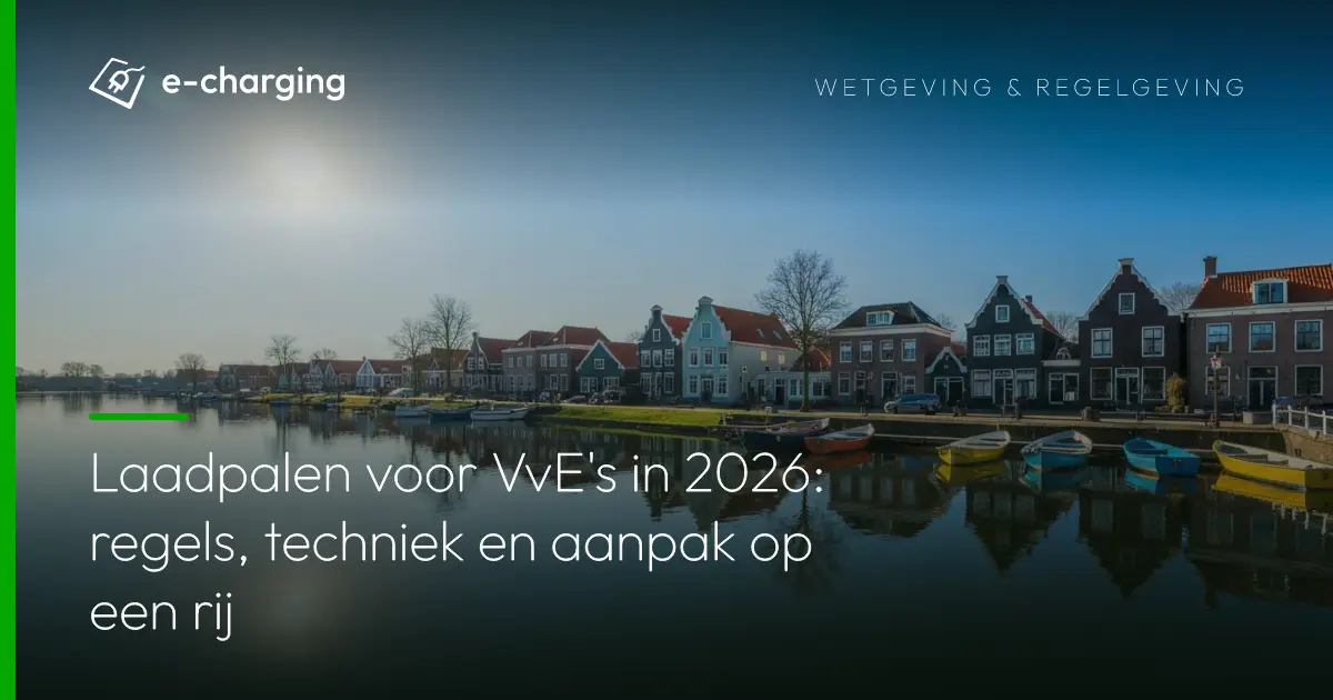 Laadpalen voor VvE bij parkeerplaats van een modern appartementencomplex met opladende elektrische auto's