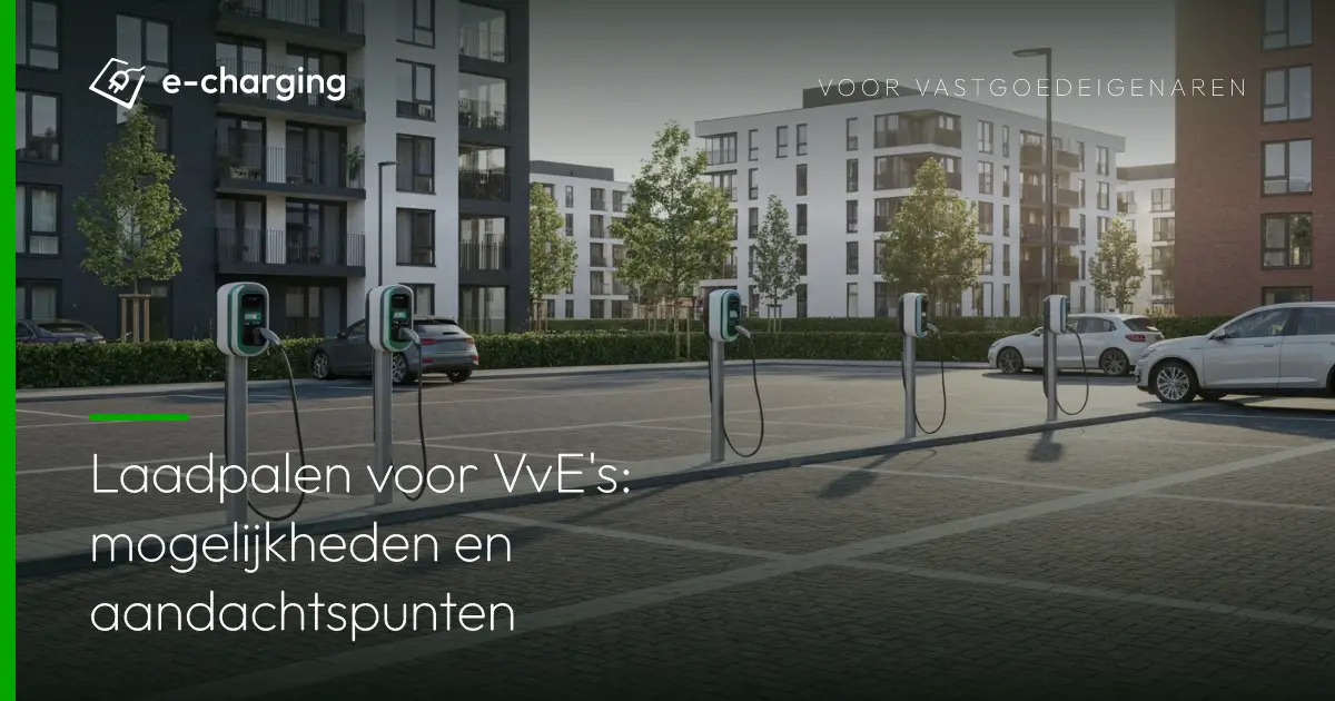 Laadpalen op parkeerterrein bij Nederlands appartementencomplex met elektrische auto's die opladen voor een VvE