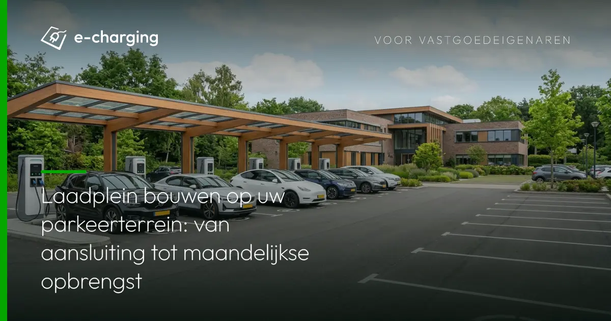Laadplein met meerdere laadpalen voor elektrische auto's op parkeerterrein bij bedrijfspand