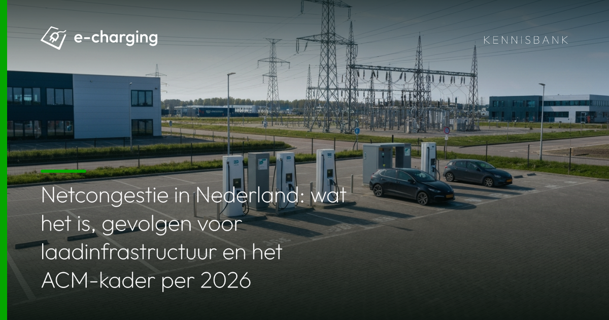 Laadstations voor elektrische auto's op bedrijfsparkeerplaats met hoogspanningsleidingen en elektriciteitsstation op de achtergrond, illustratie bij netcongestie in Nederland
