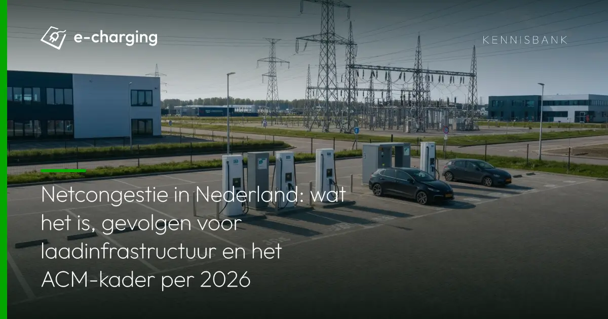Laadstations voor elektrische auto's op bedrijfsparkeerplaats met hoogspanningsleidingen en elektriciteitsstation op de achtergrond, illustratie bij netcongestie in Nederland