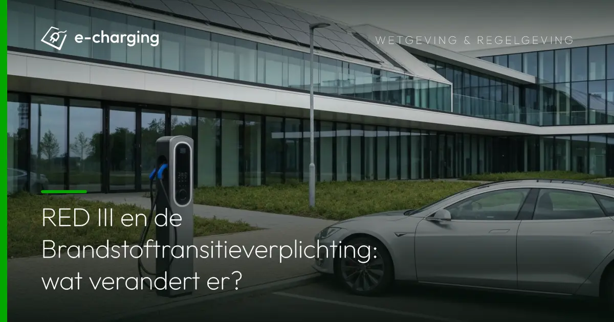 Elektrische auto aan een laadpaal voor een modern Nederlands kantoorgebouw met zonnepanelen en groene beplanting