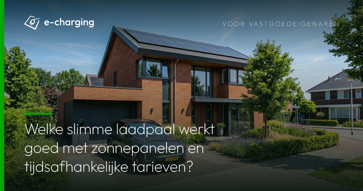 Slimme laadpaal aan huis met zonnepanelen op het dak voor duurzaam en kostenefficiënt elektrisch laden